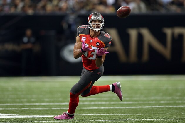 NEW ORLEANS, LA - OCTOBER 05:  Vincent Jackson #83 of the Tampa Bay Buccaneers catches a pass during the fourth quarter of a game against the New Orleans Saints at the Mercedes-Benz Superdome on October 5, 2014 in New Orleans, Louisiana.  (Photo by Chris Graythen/Getty Images)