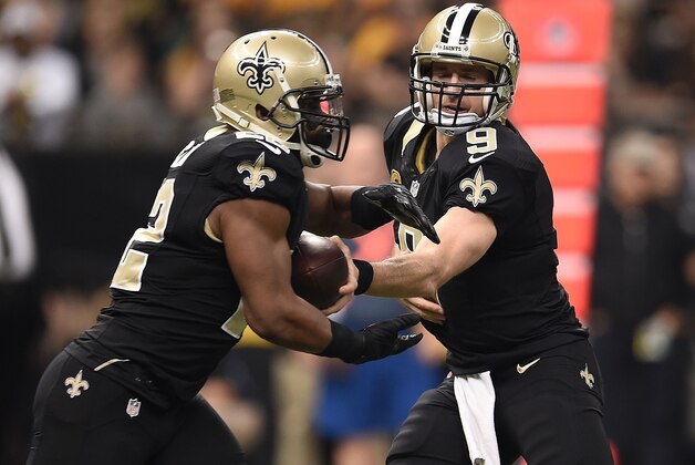 NEW ORLEANS, LA - OCTOBER 26:  Drew Brees #9 of the New Orleans Saints hands off the ball to Mark Ingram #22 during the first quarter against the Green Bay Packers at Mercedes-Benz Superdome on October 26, 2014 in New Orleans, Louisiana.  (Photo by Stacy Revere/Getty Images)