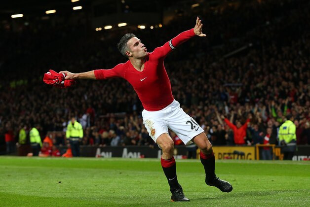 MANCHESTER, ENGLAND - OCTOBER 26:  Robin van Persie of Manchester United celebrates scoring the equalising goal during the Barclays Premier League match between Manchester United and Chelsea at Old Trafford on October 26, 2014 in Manchester, England.  (Photo by Alex Livesey/Getty Images)