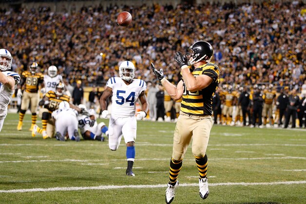 PITTSBURGH, PA - OCTOBER 26:  Heath Miller #83 of the Pittsburgh Steelers catches a touchdown pass during the fourth quarter against the Indianapolis Colts at Heinz Field on October 26, 2014 in Pittsburgh, Pennsylvania.  (Photo by Joe Robbins/Getty Images)