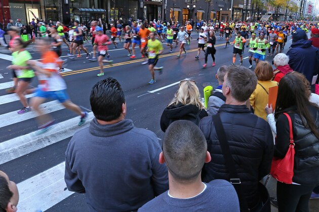 CHICAGO, IL - OCTOBER 12:  Spectators watch along State street during the 2014 Bank of America Chicago Marathon on October 12, 2014 in Chicago, Illinois.  (Photo by Jonathan Daniel/Getty Images)