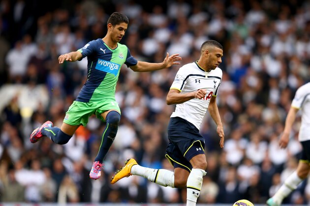 LONDON, ENGLAND - OCTOBER 26:  Etienne Capoue of Spurs holds off Ayoze Perez of Newcastle during the Barclays Premier League match between Tottenham Hotspur and Newcastle United at White Hart Lane on October 26, 2014 in London, England.  (Photo by Richard Heathcote/Getty Images)