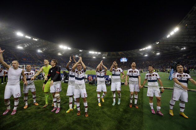 Bayern's players celebrate at the end of the Group E Champions League soccer match between Roma and Bayern Munich at the Olympic stadium, in Rome, Tuesday, Oct. 21, 2014. Bayern won 7-1. (AP Photo/Alessandra Tarantino)