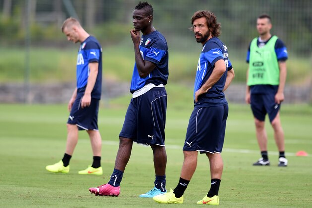 RIO DE JANEIRO, BRAZIL - JUNE 07:  Mario Balotelli (L) and Andrea Pirlo of Italy during a training session on June 7, 2014 in Rio de Janeiro, Brazil.  (Photo by Claudio Villa/Getty Images)