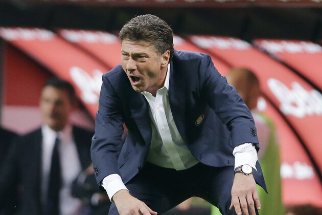 Inter Milan coach Walter Mazzarri shouts during the Serie A soccer match between Inter Milan and Napoli at the San Siro stadium in Milan, Italy, Sunday, Oct. 19, 2014. (AP Photo/Antonio Calanni)