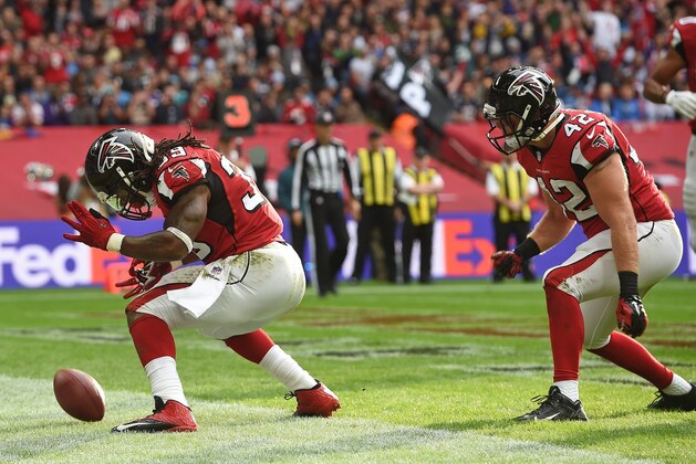 Atlanta Falcons running back Steven Jackson (39), left, celebrates after scoring his side's third touchdown during the NFL football game against Detroit Lions at Wembley Stadium, London, Sunday, Oct. 26, 2014.  (AP Photo/Tim Ireland)