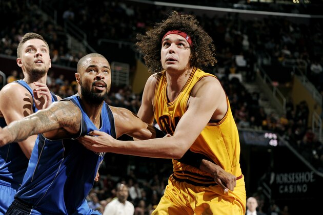 CLEVELAND, OH - OCTOBER 17:  Tyson Chandler #6 of the Dallas Mavericks battles for rebound position against Anderson Varejao #17 of the Cleveland Cavaliers at The Quicken Loans Arena on October 17, 2014 in Cleveland, Ohio. NOTE TO USER: User expressly acknowledges and agrees that, by downloading and/or using this Photograph, user is consenting to the terms and conditions of the Getty Images License Agreement. Mandatory Copyright Notice: Copyright 2014 NBAE (Photo by David Liam Kyle/NBAE via Getty Images)