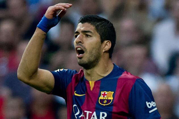MADRID, SPAIN - OCTOBER 25: Luis Suarez of FC Barcelona protests to the referee during the La Liga match between Real Madrid CF and FC Barcelona at Estadio Santiago Bernabeu on October 25, 2014 in Madrid, Spain.  (Photo by Gonzalo Arroyo Moreno/Getty Images)
