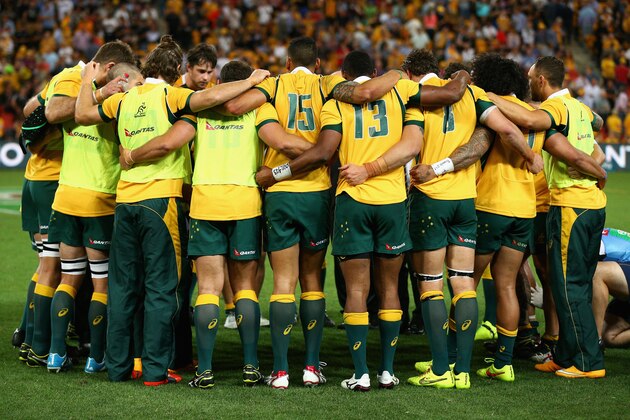BRISBANE, AUSTRALIA - OCTOBER 18: Wallaby players huddle at half-time during The Rugby Championship match between the Australian Wallabies and the New Zealand All Blacks at Suncorp Stadium on October 18, 2014 in Brisbane, Australia.  (Photo by Cameron Spencer/Getty Images)