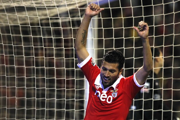 Benfica's Ezequiel Garay, from Argentina, celebrates after his teammate Nicolas Gaitan, not pictured, also from Argentina, scored the opening goal against Estoril during their Portuguese league soccer match at the Antonio Coimbra da Mota stadium in Estoril, near Lisbon, Sunday, Jan. 6, 2013. (AP Photo/Francisco Seco)
