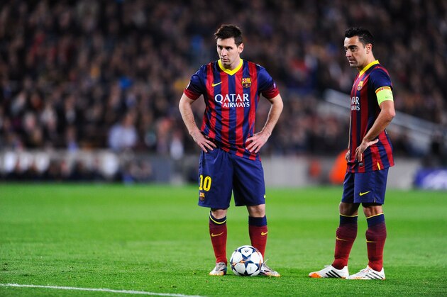 BARCELONA, SPAIN - APRIL 01: Lionel Messi (L) and Xavi Hernandez of Barcelona prepare to take a free kick during the UEFA Champions League Quarter Final first leg match between FC Barcelona and Club Atletico de Madrid at Camp Nou on April 1, 2014 in Barcelona, Spain.  (Photo by David Ramos/Getty Images)