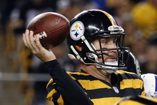 Ben Roethlisberger, de los Steelers de Pittsburgh, envía un pase en el tercer cuarto del partido del domingo 26 de octubre de 2014, frente a los Colts de Indianápolis (AP Foto/Gene J. Puskar)