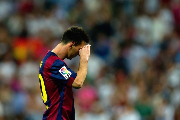 MADRID, SPAIN - OCTOBER 25:  A dejected Lionel Messi of Barcelona after defeat during the La Liga match between Real Madrid CF and FC Barcelona at Estadio Santiago Bernabeu on October 25, 2014 in Madrid, Spain.  (Photo by Gonzalo Arroyo Moreno/Getty Images)