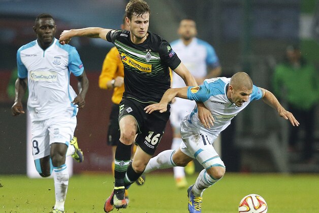 Moenchengladbach's Havard Nordtveit, center, and Apollon’s Jan Rezek challenge for the ball during the Europa League group A soccer match between Borussia Moenchengladbach and Apollon in Moenchengladbach, Germany, Thursday, Oct. 23, 2014 . (AP Photo/Frank Augstein)