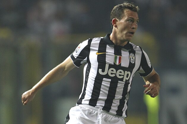 BERGAMO, ITALY - SEPTEMBER 27:  Stephan Lichtsteiner of Juventus FC in action during the Serie A match between Atalanta BC v Juventus FC at Stadio Atleti Azzurri d'Italia on September 27, 2014 in Bergamo, Italy.  (Photo by Marco Luzzani/Getty Images)