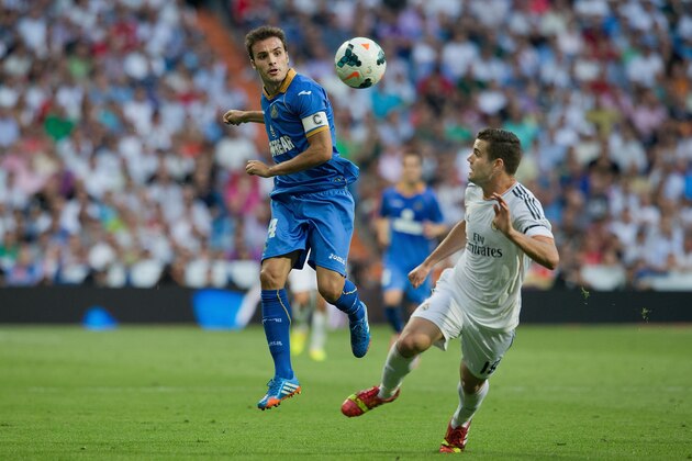 MADRID, SPAIN - SEPTEMBER 22:  Pedro Leon (L) of Getafe CF runs for the ball against Nacho Fernandez of Real Madrid CFduring the La Liga match between Real Madrid CF and Getafe CF at Estadio Santiago Bernabeu on September 22, 2013 in Madrid, Spain.  (Photo by Gonzalo Arroyo Moreno/Getty Images)