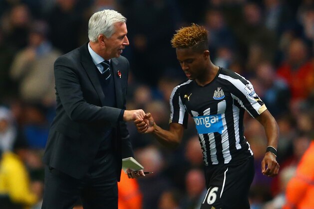 MANCHESTER, ENGLAND - OCTOBER 29:  Alan Pardew manager of Newcastle United congratulates Rolando Aarons of Newcastle United on scoring the opening goal during the Capital One Cup Fourth Round match between Manchester City and Newcastle United at Etihad Stadium on October 29, 2014 in Manchester, England.  (Photo by Richard Heathcote/Getty Images)