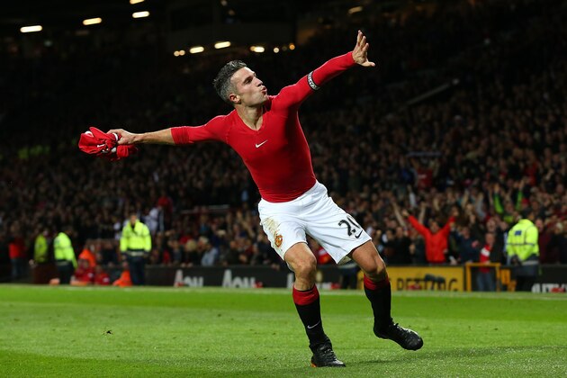 MANCHESTER, ENGLAND - OCTOBER 26:  Robin van Persie of Manchester United celebrates scoring the equalising goal during the Barclays Premier League match between Manchester United and Chelsea at Old Trafford on October 26, 2014 in Manchester, England.  (Photo by Alex Livesey/Getty Images)