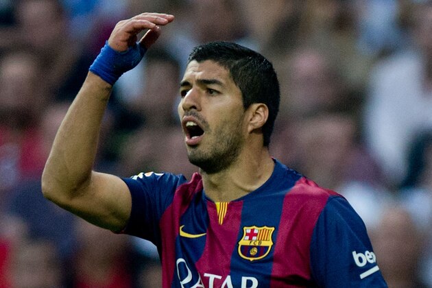 MADRID, SPAIN - OCTOBER 25: Luis Suarez of FC Barcelona protests to the referee during the La Liga match between Real Madrid CF and FC Barcelona at Estadio Santiago Bernabeu on October 25, 2014 in Madrid, Spain.  (Photo by Gonzalo Arroyo Moreno/Getty Images)