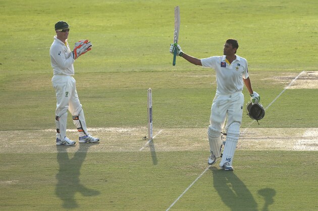 ABU DHABI, UNITED ARAB EMIRATES - OCTOBER 30:  Younis Khan of Pakistan acknowledges the crowd after reaching his century during day one of the second test between Pakistan and Australia at Sheikh Zayed stadium on October 30, 2014 in Abu Dhabi, United Arab Emirates.  (Photo by Warren Little/Getty Images)