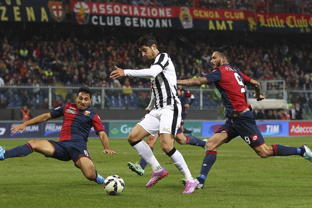 GENOA, ITALY - OCTOBER 29:  Alvaro Morata (C) of Juventus FC is challenged by Nicolas Andres Burdisso (L) and Mauricio Pinilla (R) of Genoa CFC during the Serie A match between Genoa CFC and Juventus FC at Stadio Luigi Ferraris on October 29, 2014 in Genoa, Italy.  (Photo by Marco Luzzani/Getty Images)