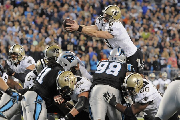 El quarterback Drew Brees (9), de los Saints de Nueva Orleans, se estira para que el balón cruce la zona de anotación en un touchdown frente a los Panthers de Carolina en la segunda mitad del duelo de NFL en Charlotte, Carolina del Norte, el jueves 30 de octubre de 2014. Los Saints ganaron 28-10 como visitantes. (Foto AP/Mike McCarn)