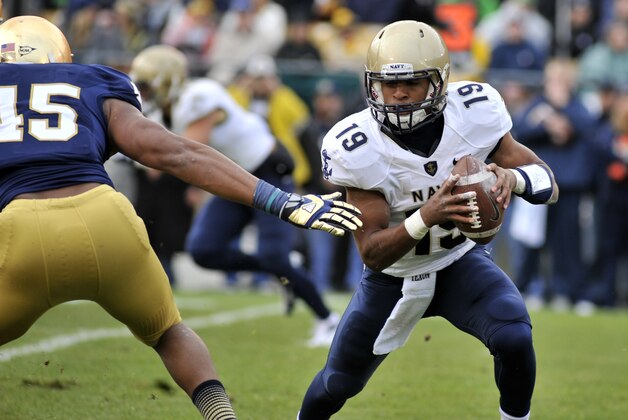 Navy quarterback Keenan Reynolds heads upfield during a NCAA college football game with Notre Dame Saturday Nov. 2, 2013 in South Bend, Ind. (AP Photo/Joe Raymond)