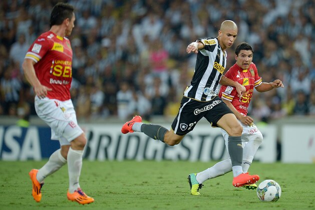 RIO DE JANEIRO, BRAZIL - APRIL 02: Doria (C) of Botafogo fights for the ball with Cristian Chavez of Union Espanola during the match between Botafogo and Union Espanola as part of Copa Bridgestone Libertadores 2014 at Maracana on April 2, 2014 in Rio de Janeiro, Brazil.  (Photo by Alexandre Loureiro/Getty Images)