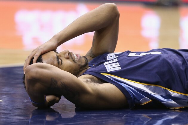 INDIANAPOLIS, IN - OCTOBER 31:  Courtney Lee #5 of the Memphis Grizzlies holds his head after getting hit during the game against the Indiana Pacers at Bankers Life Fieldhouse on October 31, 2014 in Indianapolis, Indiana.NOTE TO USER: User expressly acknowledges and agrees that, by downloading and or using this Photograph, user is consenting to the terms and conditions of the Getty Images License Agreement. Mandatory Copyright Notice:  (Photo by Andy Lyons/Getty Images)
