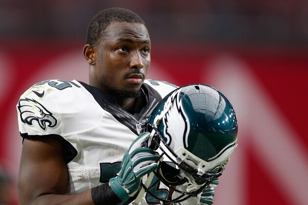 GLENDALE, AZ - OCTOBER 26:  Running back LeSean McCoy #25 of the Philadelphia Eagles on the sidelines during the NFL game against the Arizona Cardinals at the University of Phoenix Stadium on October 26, 2014 in Glendale, Arizona. The Cardinals defeated the Eagles 24-20.  (Photo by Christian Petersen/Getty Images)