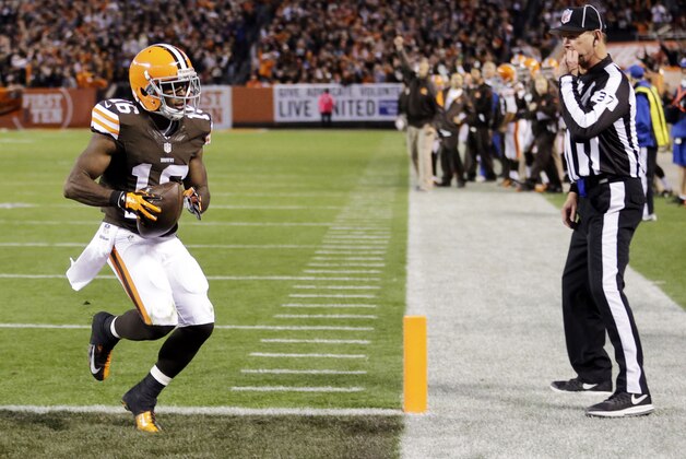El wide receiver Andrew Hawkins cruza la zona de anotación en un pase de 4 yardas para touchdown por los Browns de Cleveland frente a los Raiders de Oakland en el último cuarto del juego de NFL del domingo 26 de octubre de 2014, en Cleveland. Los Browns ganaron 23-13. (Foto AP/Tony Dejak)