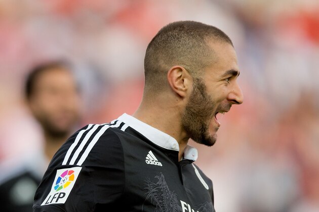 GRANADA, SPAIN - NOVEMBER 01: Karim Benzema of Real Madrid CF celebrates scoring their third goal during the La Liga match between Granada CF and Real Madrid CF at Nuevo Estadio de Los Carmenes on November 1, 2014 in Granada, Spain.  (Photo by Gonzalo Arroyo Moreno/Getty Images)