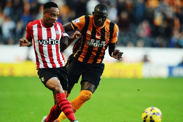 HULL, ENGLAND - NOVEMBER 01:  (L-R) Nathaniel Clyne of Southampton and Mohamed Diame of Hull City challenge for the ball during the Barclays Premier League match between Hull City and Southampton at the KC Stadium on November 1, 2014 in Hull, England.  (Photo by Nigel Roddis/Getty Images)