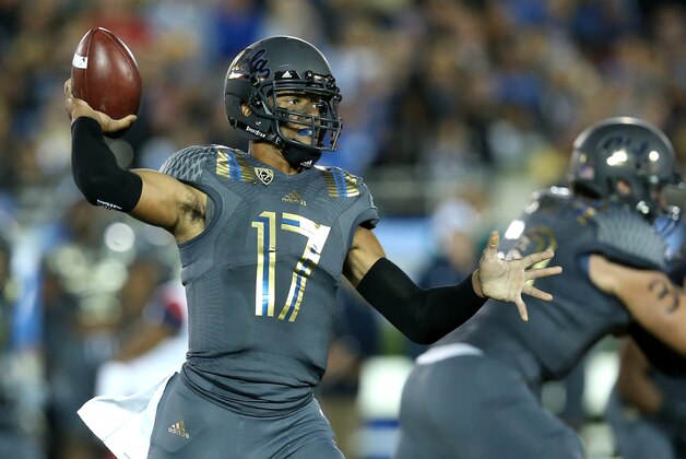 PASADENA, CA - NOVEMBER 01:  Quarterback Brett Hundley #17 of the UCLA Bruins throws a pass against the Arizona Wildcats at the Rose Bowl on November 1, 2014 in Pasadena, California.  (Photo by Stephen Dunn/Getty Images)