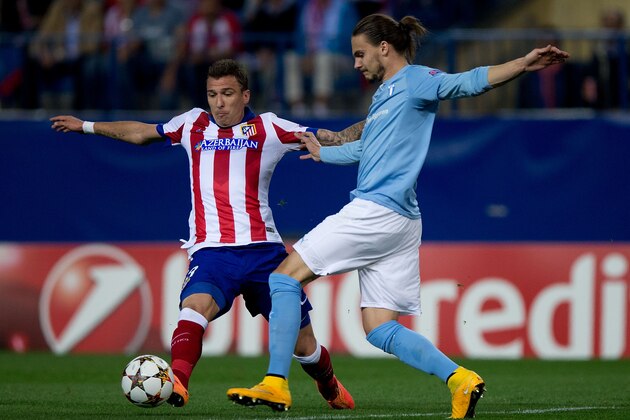 MADRID, SPAIN - OCTOBER 22: Mario Mandzukic (L) of Atletico de Madrid competes for the ball with Erik Johansson (R) of Malmo FF during the UEFA Champions League group A match between Club Atletico de Madrid and Malmo FF at Vicente Calderon stadium on October 22, 2014 in Madrid, Spain.  (Photo by Gonzalo Arroyo Moreno/Getty Images)