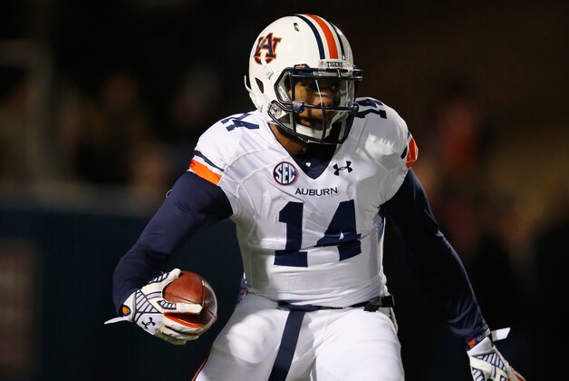 OXFORD, MS - NOVEMBER 01:  Quarterback Nick Marshall #14 of the Auburn Tigers scrambles with the ball against the Mississippi Rebels at Vaught-Hemingway Stadium on November 1, 2014 in Oxford, Mississippi. Auburn defeated Mississippi 35-31.  (Photo by Doug Pensinger/Getty Images)