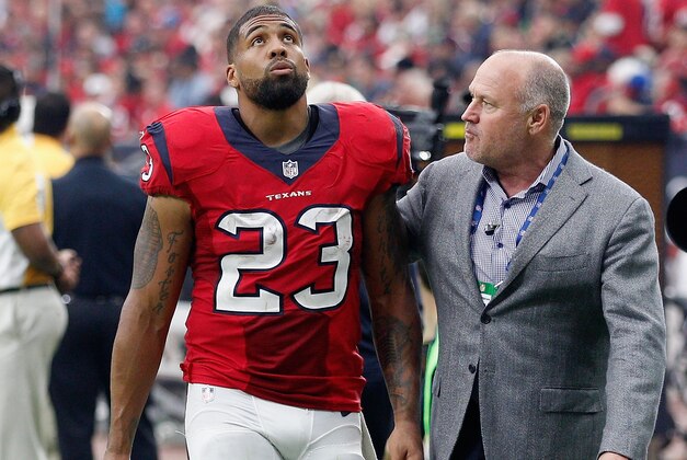 HOUSTON, TX - NOVEMBER 02:  Arian Foster #23 of the Houston Texans walks off with Dr. Walter Lowe after he left the field limping against the Philadelphia Eagles at Reliant Stadium on November 2, 2014 in Houston, Texas.  (Photo by Bob Levey/Getty Images)