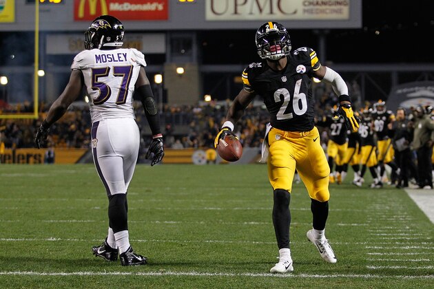 PITTSBURGH, PA - NOVEMBER 02:  Le'Veon Bell #26 of the Pittsburgh Steelers celebrates his second quarter touchdown in front of C.J. Mosley #57 of the Baltimore Ravens at Heinz Field on November 2, 2014 in Pittsburgh, Pennsylvania.  (Photo by Justin K. Aller/Getty Images)