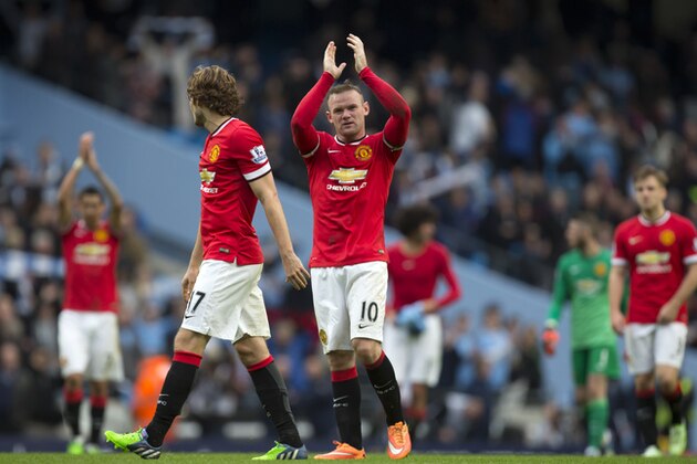 Manchester United's Wayne Rooney, centre, applauds supporters after his team's 1-0 loss at Manchester City in their English Premier League soccer match at the Etihad Stadium, Manchester, England, Sunday Nov. 2, 2014. (AP Photo/Jon Super)
