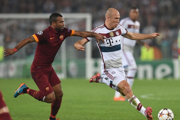 ROME, ITALY - OCTOBER 21: Ashley Cole of AS Roma and Arjen Robben of FC Bayern Muenchen in action during the UEFA Champions League match between AS Roma and FC Bayern Muenchen at Stadio Olimpico on October 21, 2014 in Rome, Italy.  (Photo by Giuseppe Bellini/Getty Images)