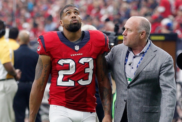 HOUSTON, TX - NOVEMBER 02:  Arian Foster #23 of the Houston Texans walks off with Dr. Walter Lowe after he left the field limping against the Philadelphia Eagles at Reliant Stadium on November 2, 2014 in Houston, Texas.  (Photo by Bob Levey/Getty Images)