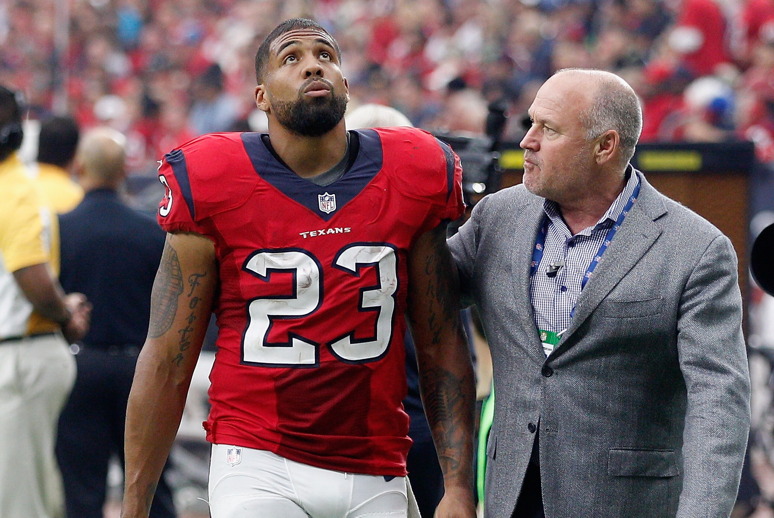 HOUSTON, TX - NOVEMBER 02: Arian Foster #23 of the Houston Texans walks off with Dr. Walter Lowe after he left the field limping against the Philadelphia Eagles at Reliant Stadium on November 2, 2014 in Houston, Texas. (Photo by Bob Levey/Getty Images) HOUSTON, TX - NOVEMBER 02: Arian Foster #23 of the Houston Texans walks off with Dr. Walter Lowe after he left the field limping against the Philadelphia Eagles at Reliant Stadium on November 2, 2014 in Houston, Texas. (Photo by Bob Levey/Getty Images)