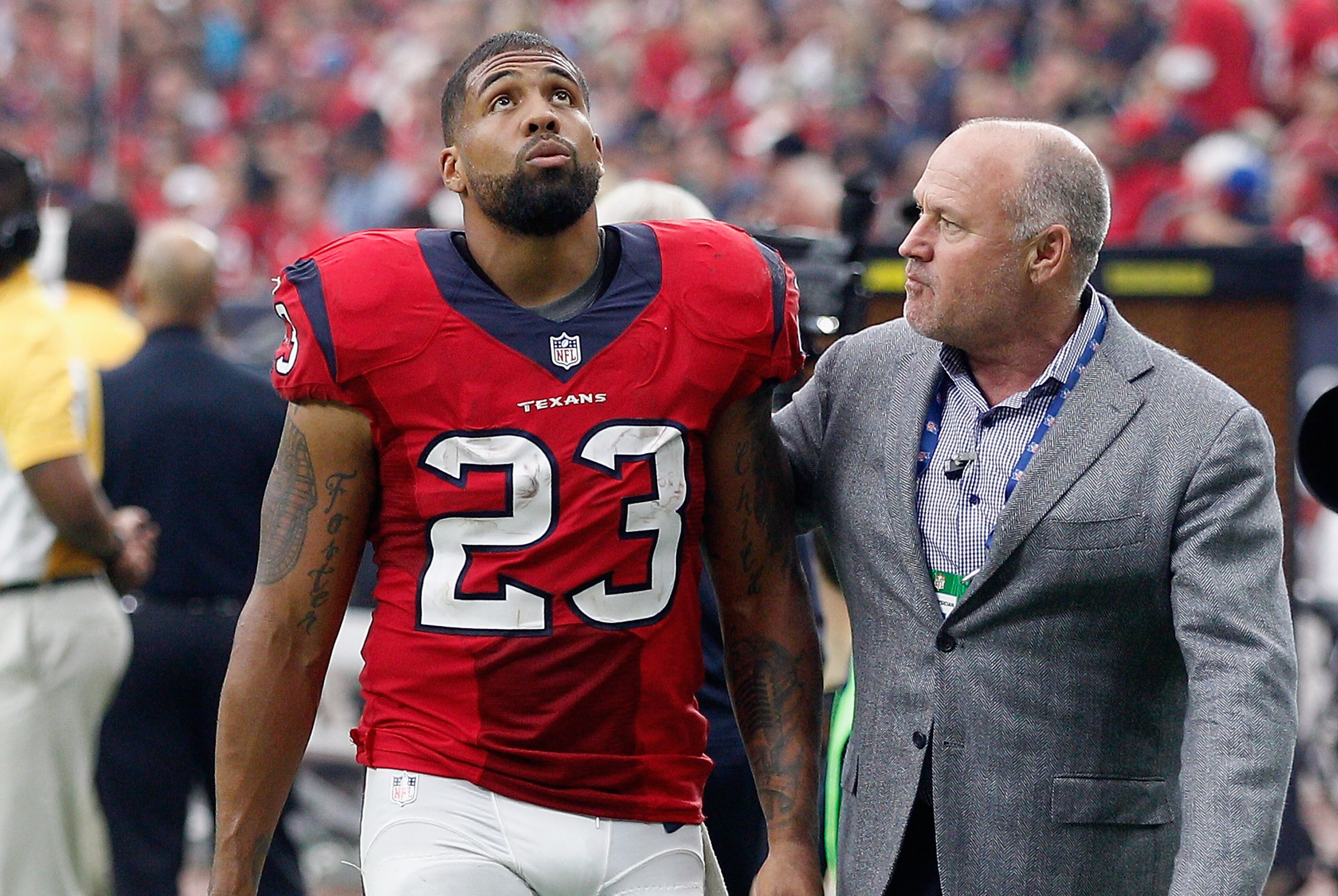 HOUSTON, TX - NOVEMBER 02:  Arian Foster #23 of the Houston Texans walks off with Dr. Walter Lowe after he left the field limping against the Philadelphia Eagles at Reliant Stadium on November 2, 2014 in Houston, Texas.  (Photo by Bob Levey/Getty Images)