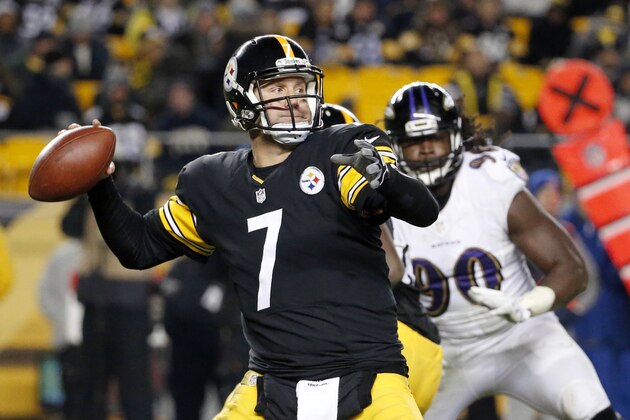 Ben Roethlisberger, de los Steelers de Pittsburgh, lanza un pase frente a Pernell McPhee, de los Ravens de Baltimore, en el encuentro del domingo 2 de noviembre de 2014 (AP Foto/Gene Puskar)