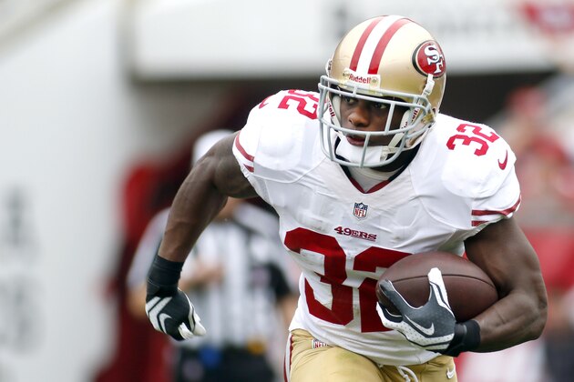 San Francisco 49ers running back Kendall Hunter (32) runs during the first half of an NFL football game against the Tampa Bay Buccaneers on Sunday, Dec. 15, 2013, in Tampa, Fla. The 49ers won 33-14. (AP Photo/Reinhold Matay)