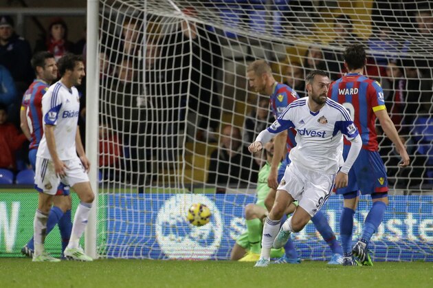 Sunderland's Steven Fletcher, second right, celebrates scoring during the English Premier League soccer match between Crystal Palace and Sunderland at Selhurst Park stadium in London, Monday, Nov. 3, 2014.  (AP Photo/Matt Dunham)