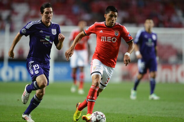 LISBON, PORTUGAL - SEPTEMBER 17:  Enzo Perez (R) of SL Benfica takes the ball past Sacha Kljestan of RSC Anderlecht during the UEFA Champions League group stage match between SL Benfica and RSC Anderlecht held on September 17, 2013 at the Estadio do Sport Lisboa e Benfica, in Lisbon, Portugal. (Photo by Henriques Da Cunha/EuroFootball/Getty Images)
