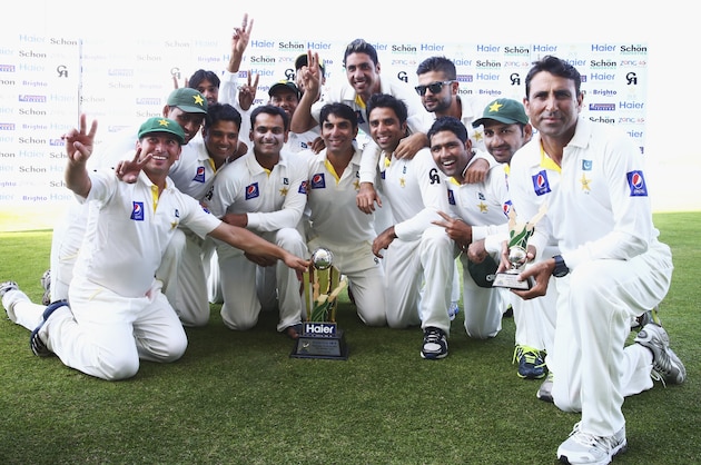 ABU DHABI, UNITED ARAB EMIRATES - NOVEMBER 03:  The Pakistan Team celebrate with the trophy after winning the series 2-0 during Day Five of the Second Test between Pakistan and Australia at Sheikh Zayed Stadium on November 3, 2014 in Abu Dhabi, United Arab Emirates.  (Photo by Ryan Pierse/Getty Images)