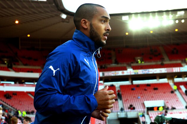 SUNDERLAND, ENGLAND - OCTOBER 25: Theo Walcott of Arsenal runs out for the pre match warm up prior to kickoff during the Barclays Premier League match between Sunderland and Arsenal at the Stadium of Light on October 25, 2014 in Sunderland, England.  (Photo by Michael Regan/Getty Images)