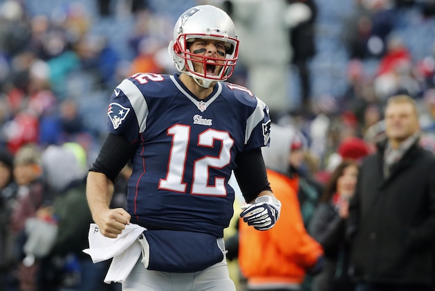 Tom Brady, de los Patriots de Nueva Inglaterra, grita al entrar al terreno para el partido contra los Broncos de Denver, el domingo 2 de noviembre de 2014 (AP Foto/Elise Amendola)